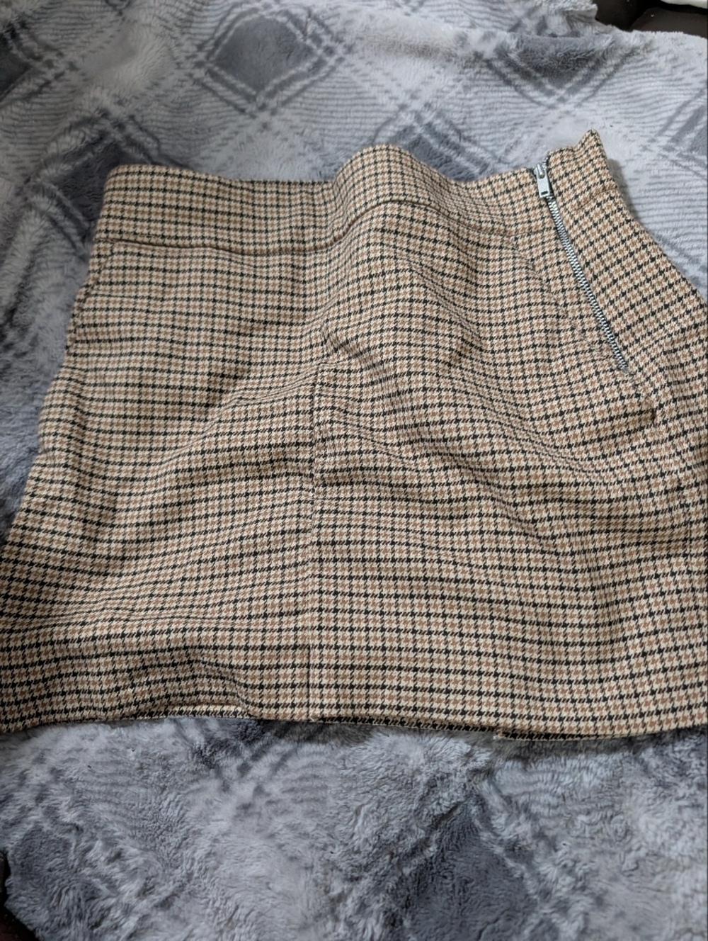 Zara Beige and Black Houndstooth Mini Skirt With Back Pocket Size S